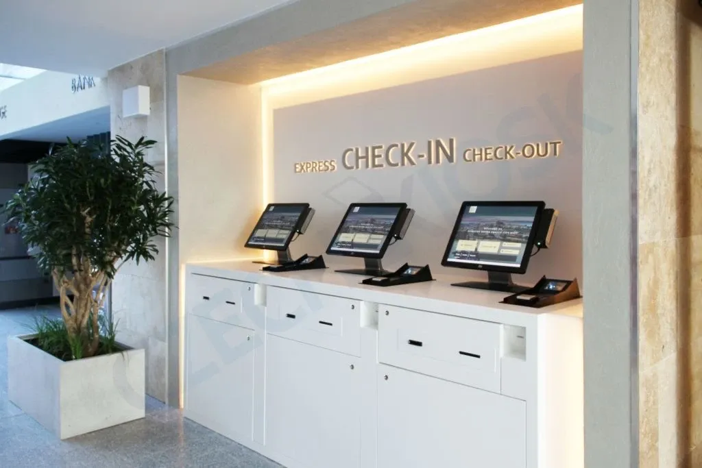 Bornes de check-in et check-out express dans un hall d'hôtel moderne